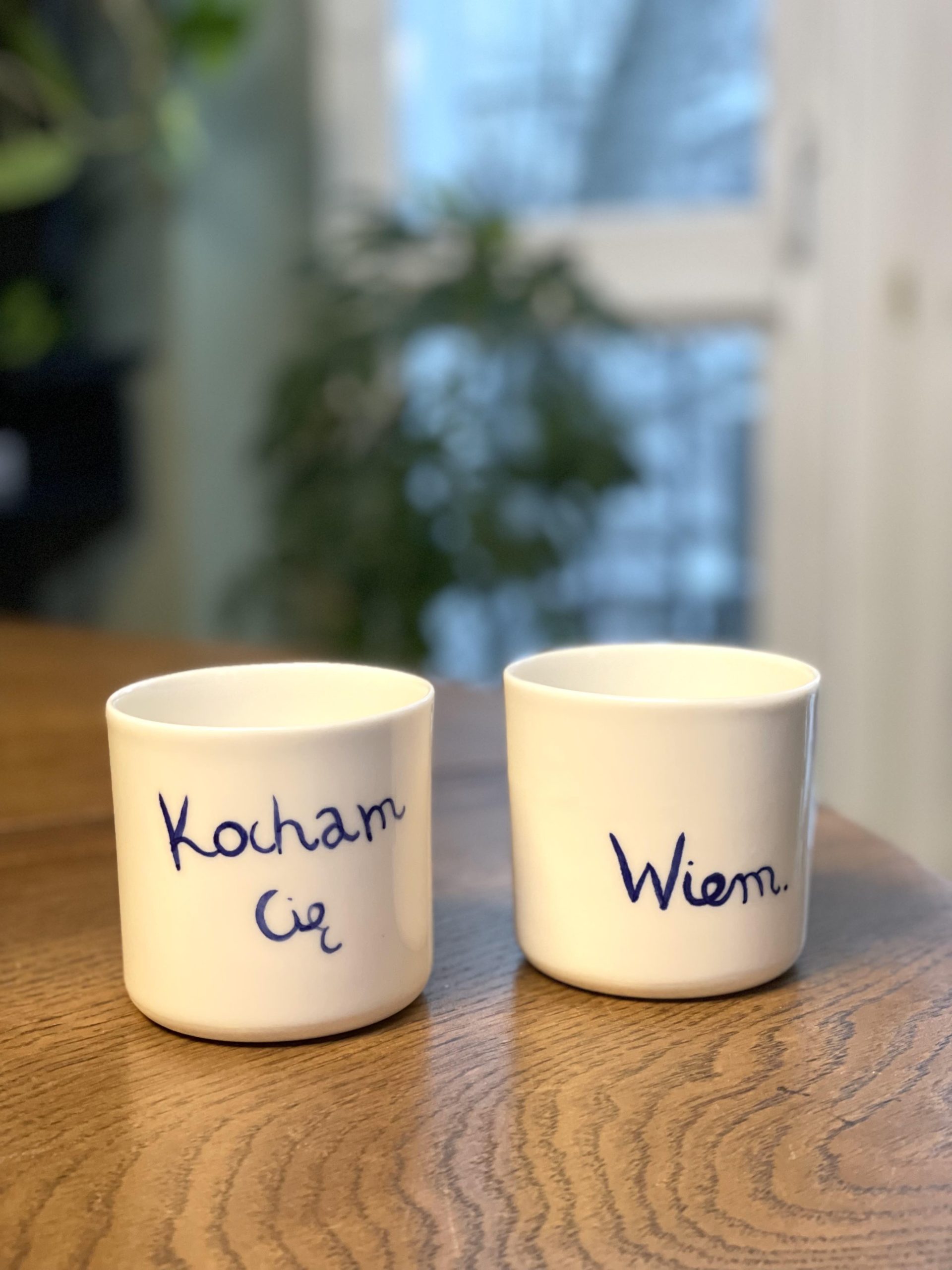 Komplet porcelanowych kubków z napisami "Kocham Cię" oraz "Wiem". Kubek ma pojemność 220 ml. Kubki są ręcznie robione.